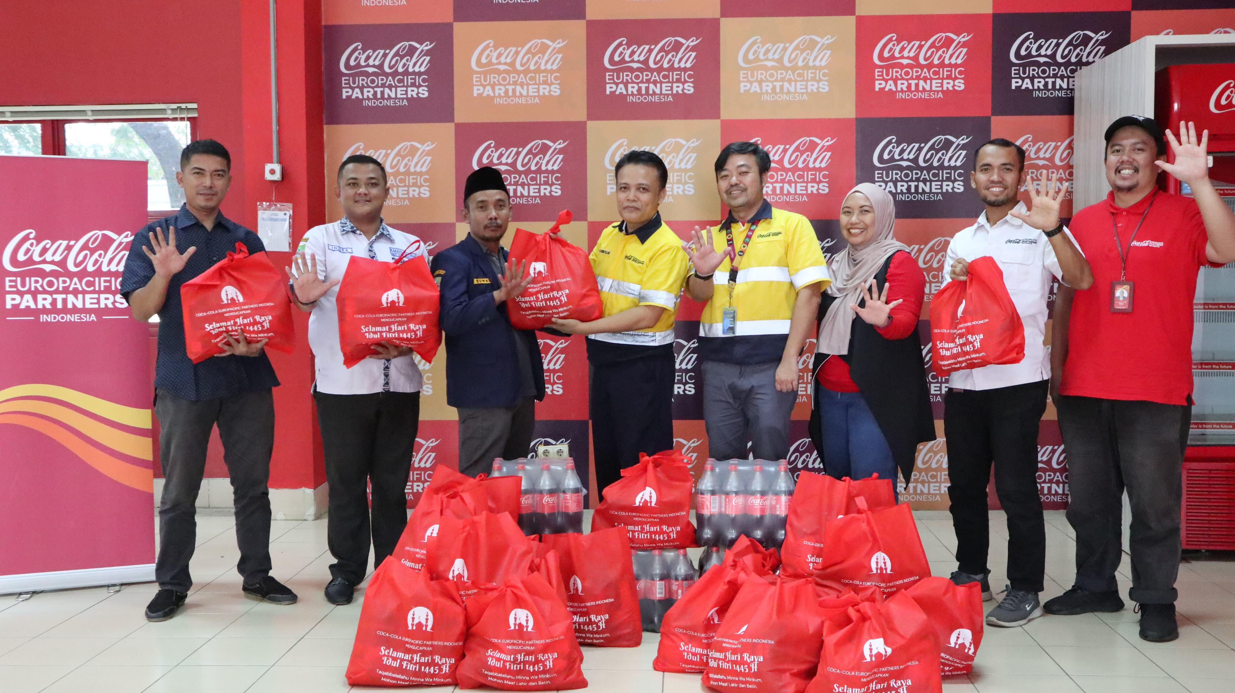 Sembako Lebaran untuk warga sekitar pabrik Coca-Cola Europacific Partners Indonesia